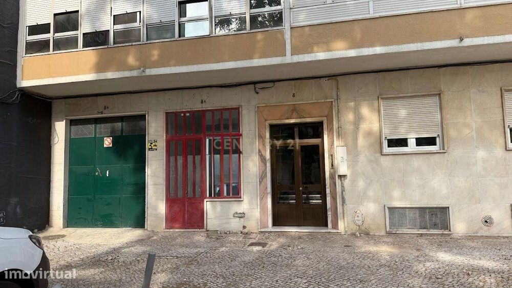Loja com montra na Amadora