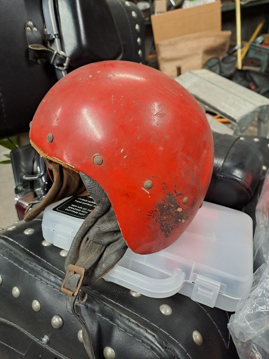Stary kask motocyklowy.