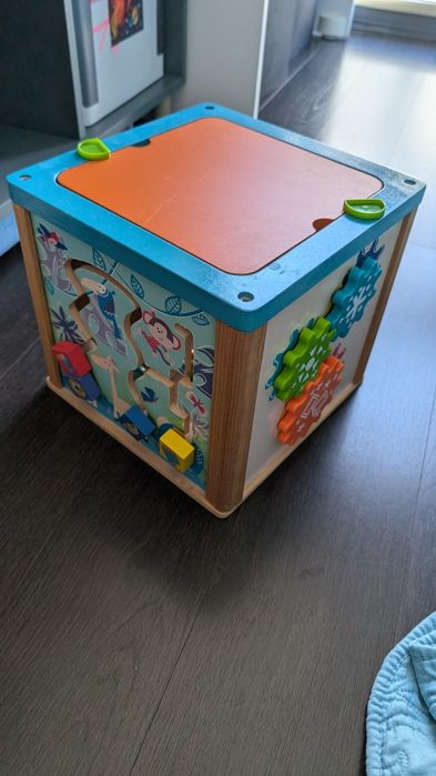 Cubo de atividades de madeira