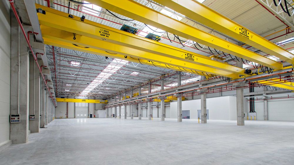 Hala produkcyjna z suwnicami.