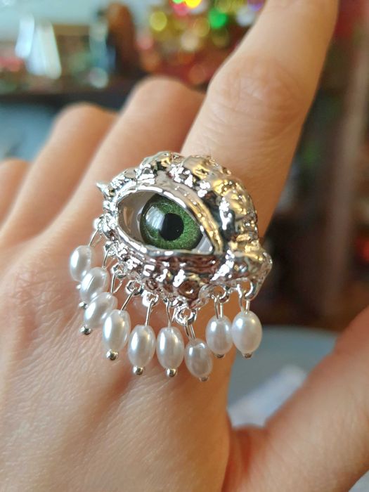 Anel surrealista olho verde, metal prateado, tamanho ajustável