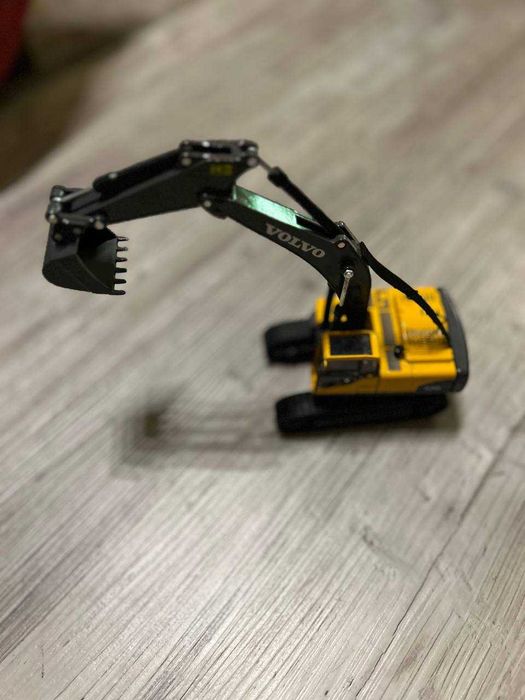 Гидравлический экскаватор Volvo EC290C (1:50)