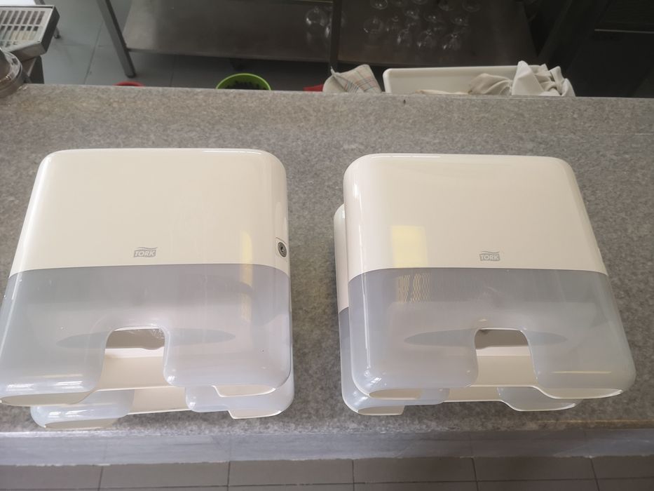 Dispensadores de sabonete e toalhas