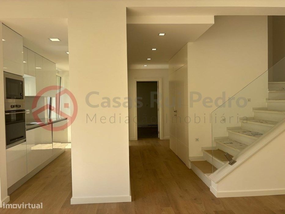 3-Bedroom Semi-Detached House with Terrace and Garage, 6 Minutes from the Beach in Costa da C...