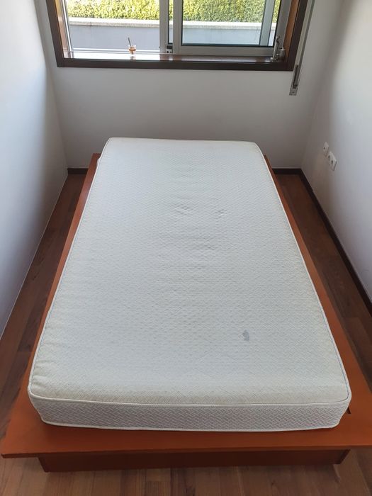 Cama em madeira cerejeira corpo e meio com quatro gavetões