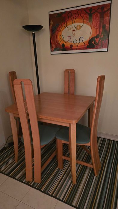 Mesa com 4 cadeiras extensivel