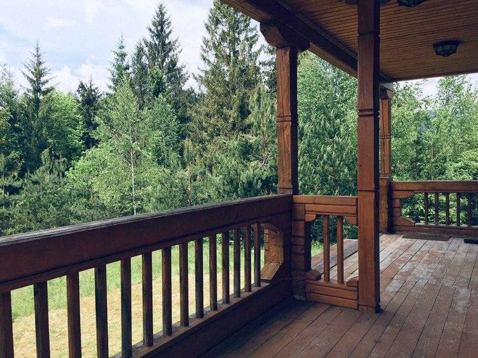 Дерев’яний будинок з панорамним видом на гори | автономне живлення