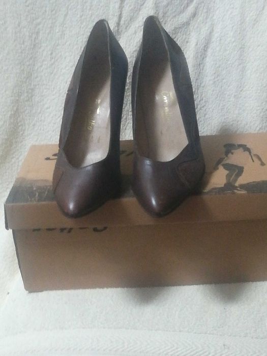 Sapatos saltos-altos castanho escuro