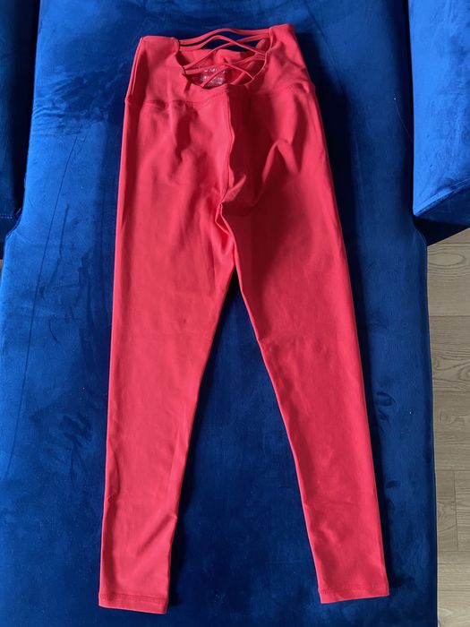 Czerwone legginsy taneczne.