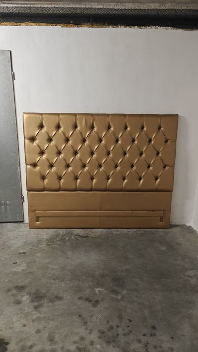 Cabeceira de Cama de Casal em Capitonê Dourada – Estilo Clássico