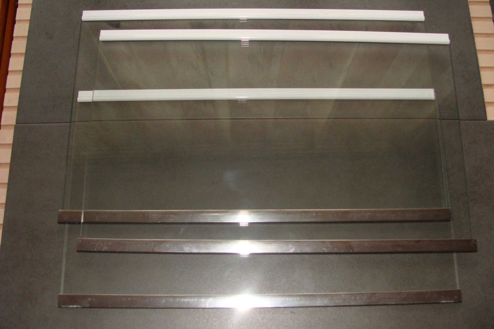 3 sztuki ..szklane półki od lodówki KLARSTEIN 136L ,dobry stan.