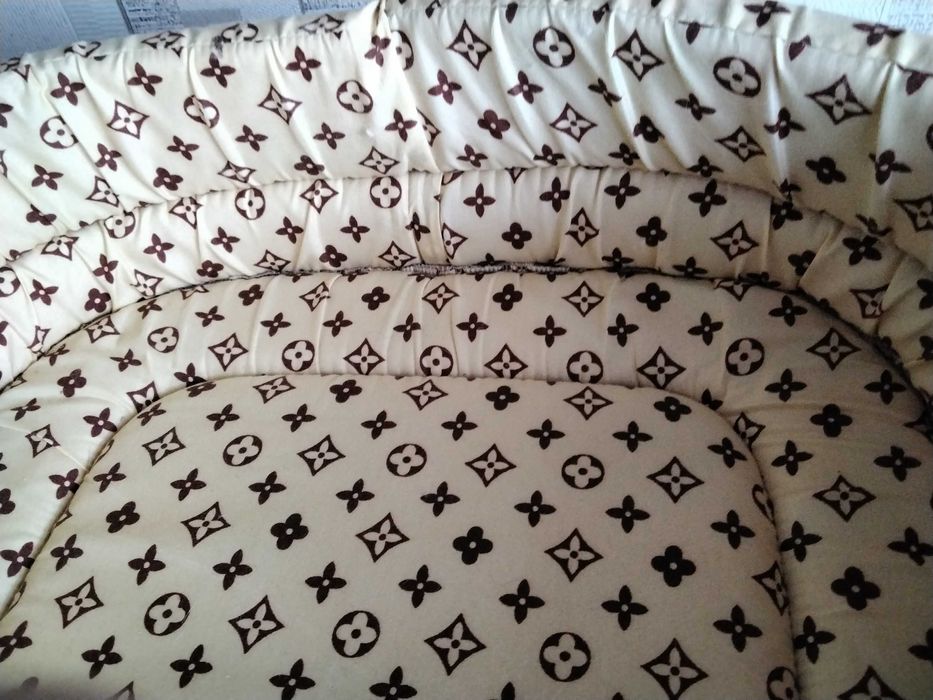 Лежанка  для кошечки собачки ,три угловие когтеточки в подарок