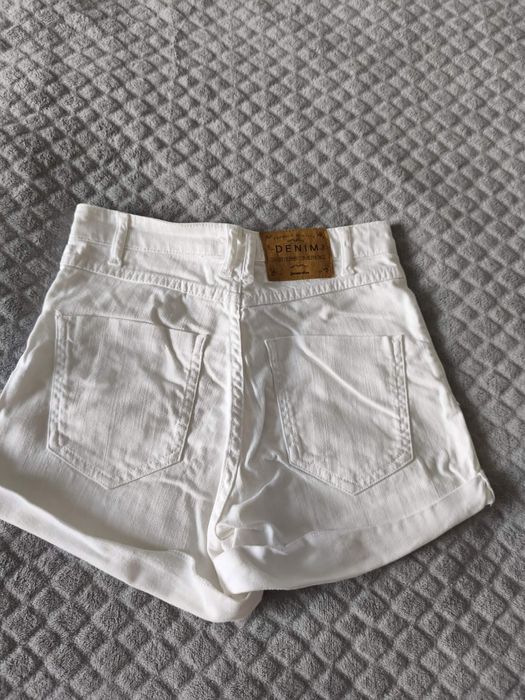 Białe spodenki z guzikami z wysokim stanem denim dżinsowe Stradivarius rozmiar XS
