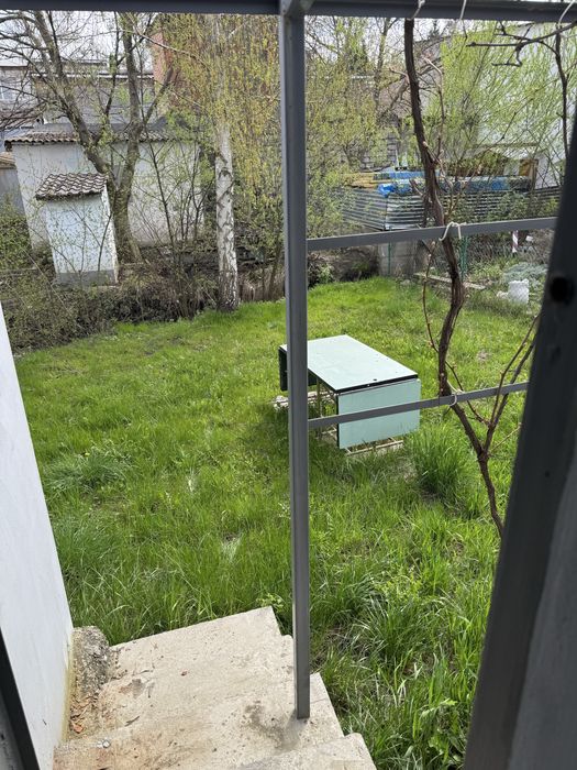 Гараж з двором та ямою