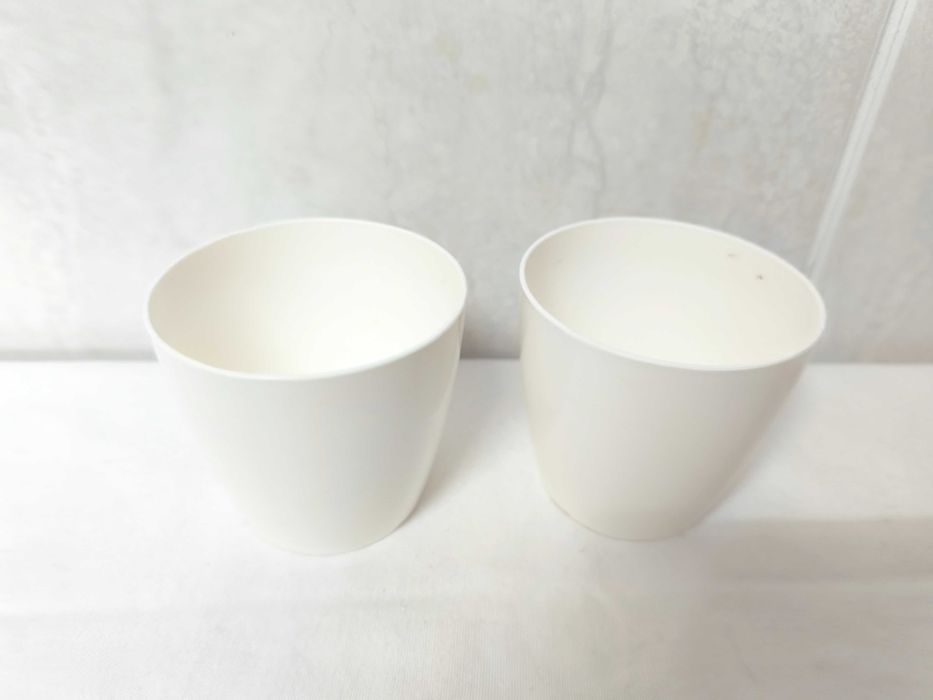 2 vasos brancos em plástico