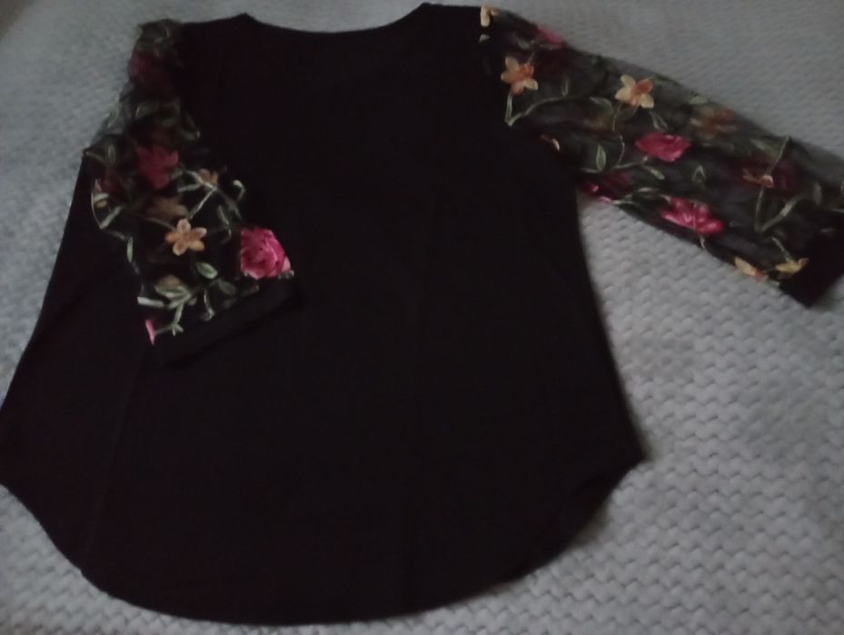 Bluzka z tiulowym rękawem 3/4 haftowanym