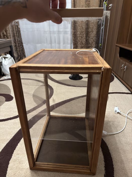 Продам б/у тераріум 44x34x55 см (дерево, пластик) + керамічна лампа