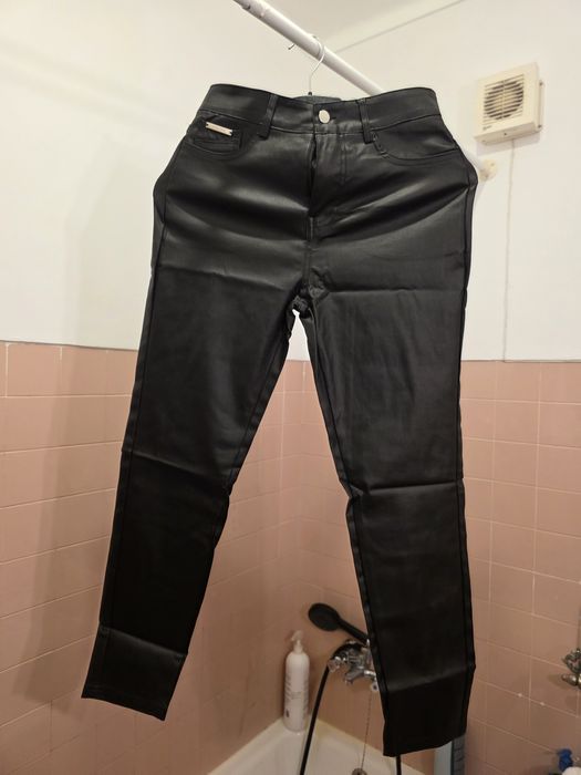 2 pares de calças, cor preta, Ecopele,  novas de mulher, por estrear,