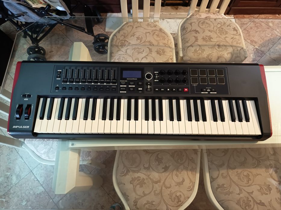 Controlador MIDI Novation Impulse 61 – 61 teclas – Excelente estado
