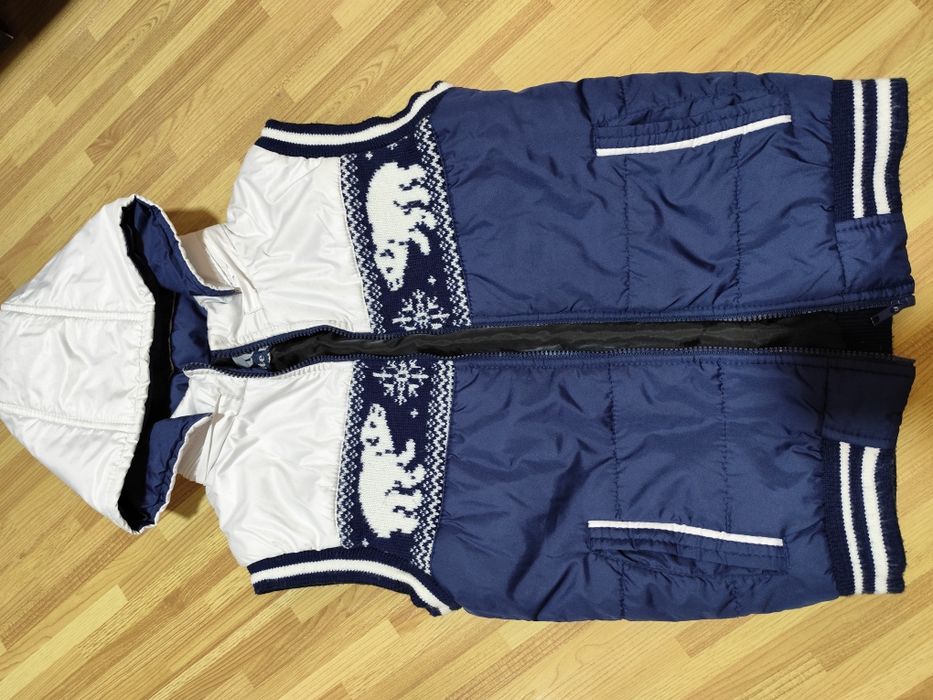 Осенняя жилетка с капюшоном