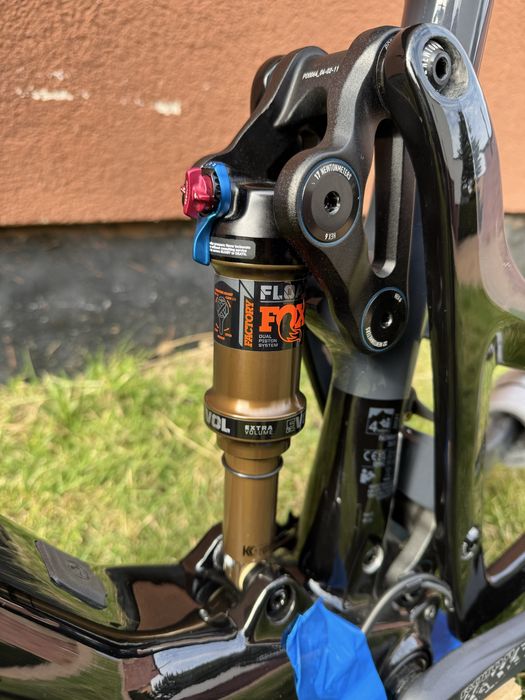 Zawieszenie FOX FLOAT FACTORY 36 kashima i FOX Float DPS 185x55 Trunnion , siodelko FIZIK Argo R1 Adaptive, karbonowe kola DT SWISS XMC1200 carbon
