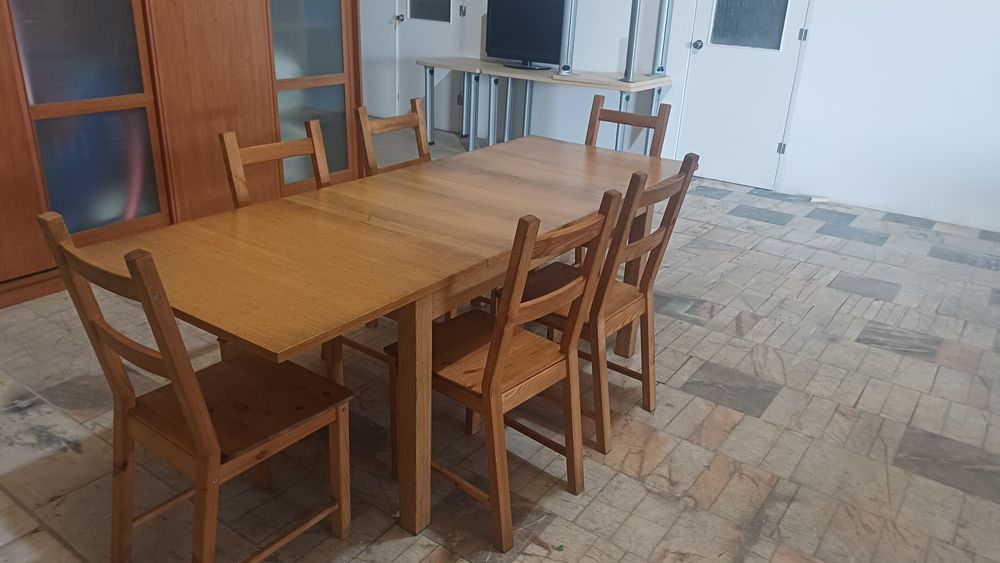 Mesa de sala extensiva com seis cadeiras