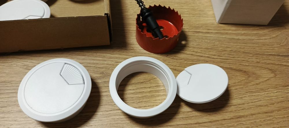 Меблева заглушка для кабелів Разом з коронкою.