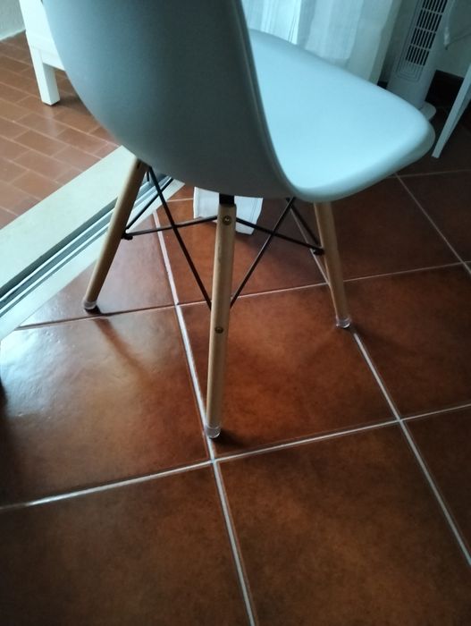 Conjunto de três cadeiras cinzentas
