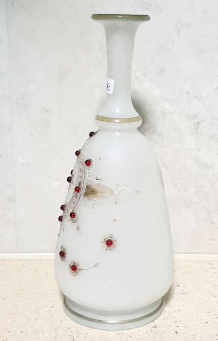 Raro antigo frasco Baccarat em vidro opalino esmaltado e decorado
