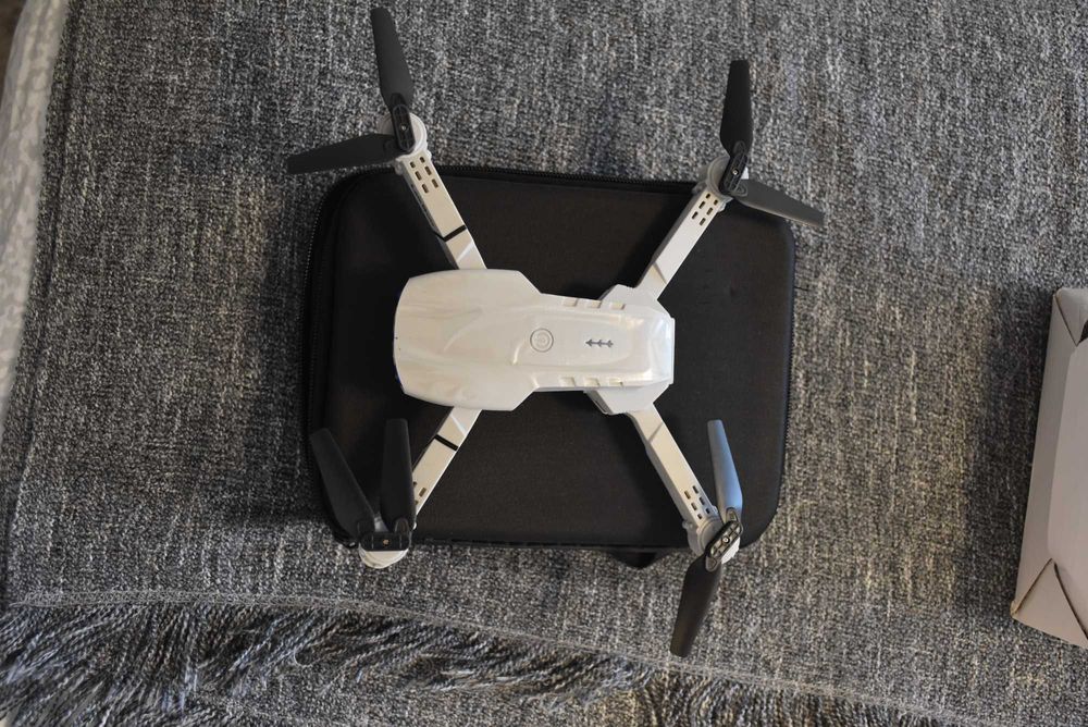 Drone novo HD 1080p + Comando com Ecrã 2,4" + 3 Baterias