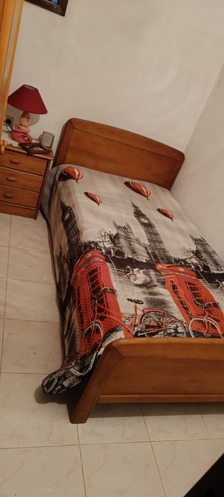 Cama de solteiro e mesinha de cabeceira em.madeira maciça.