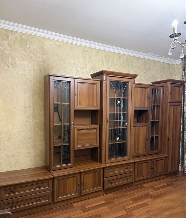 Стінка з дерева в гарному стані