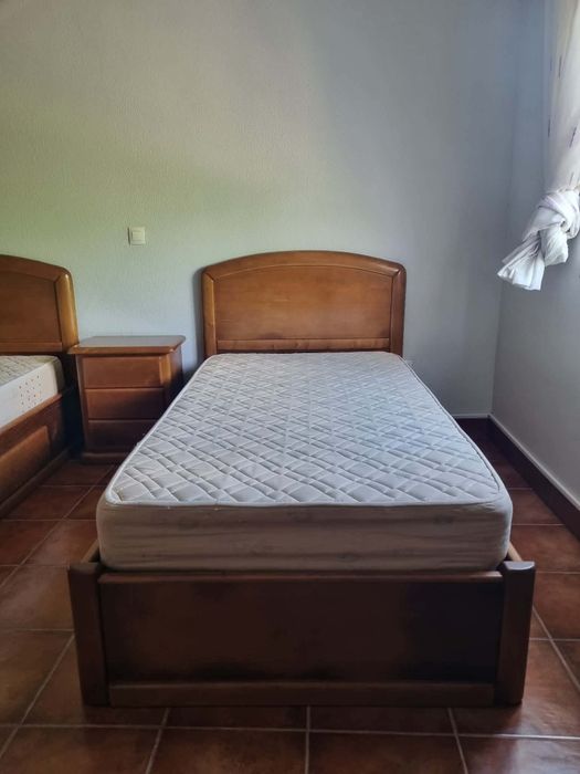 Conjunto de Quarto em Madeira – 2 Camas + 2 Colchões + 1 Secretária + 1 Mesa de Cabeceira