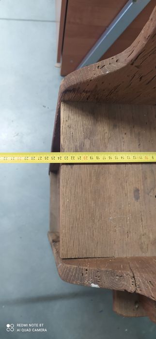 masywny ozdobny stojak na wino stare drewno