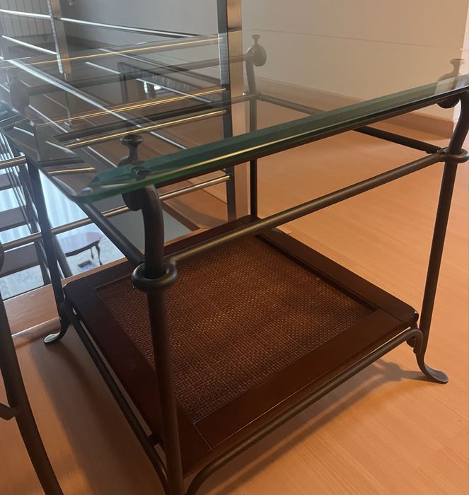 Mesa com tampo de vidro e cadeira com palhinha – conjunto