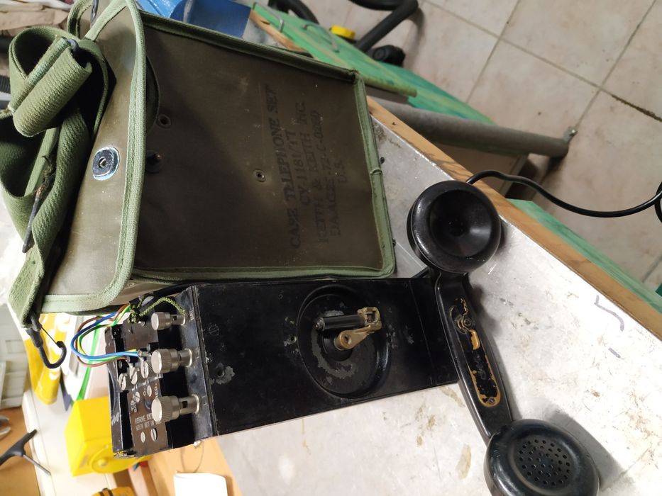 Telefone militar com rolo fio e bolsa