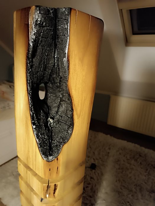 Lampa dębowa z wypalonym środkiem