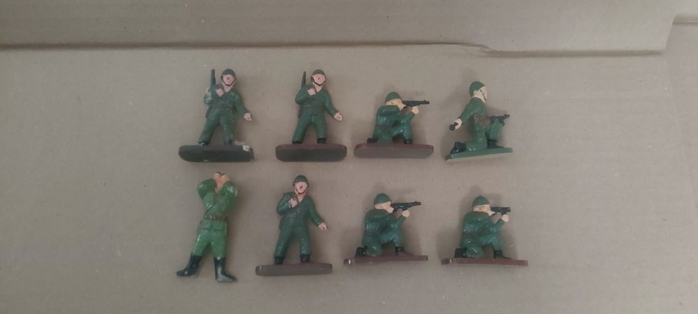 Żołnierzyki PRL - 8 figurek. Stan jak na zdjęciach.