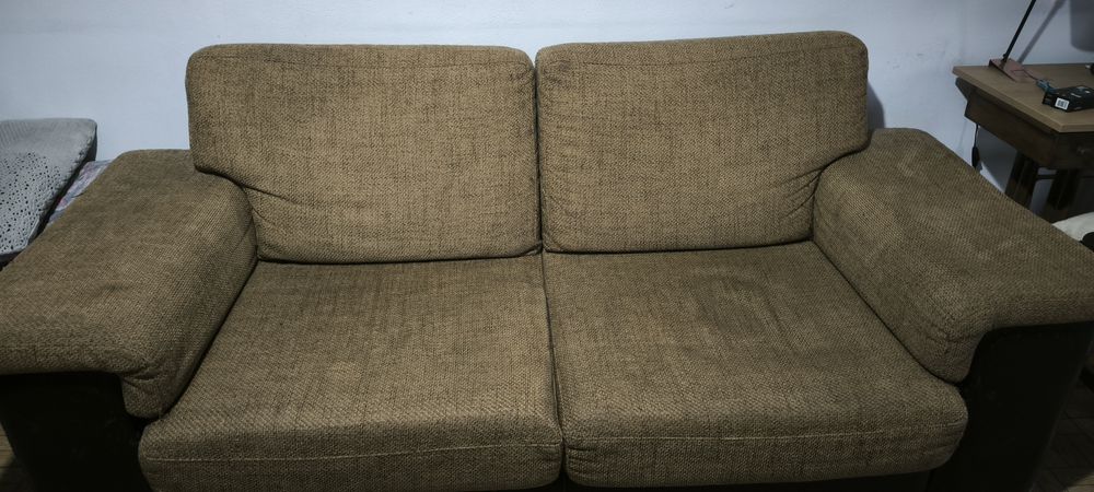 2  Sofás castanhos