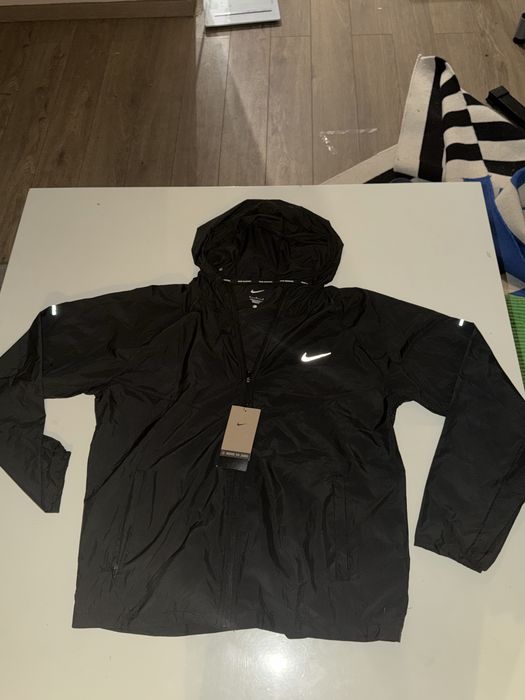 Nike lekka kurtka biegowa wiatrówka czarna z kapturem nike running