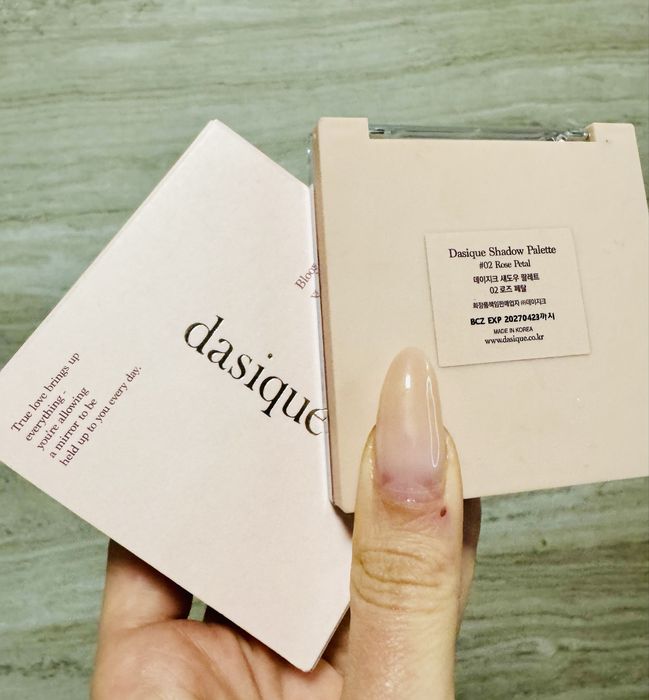 Гарнюща палетка тіней dasique eyeshadow palette 02 rose petal
