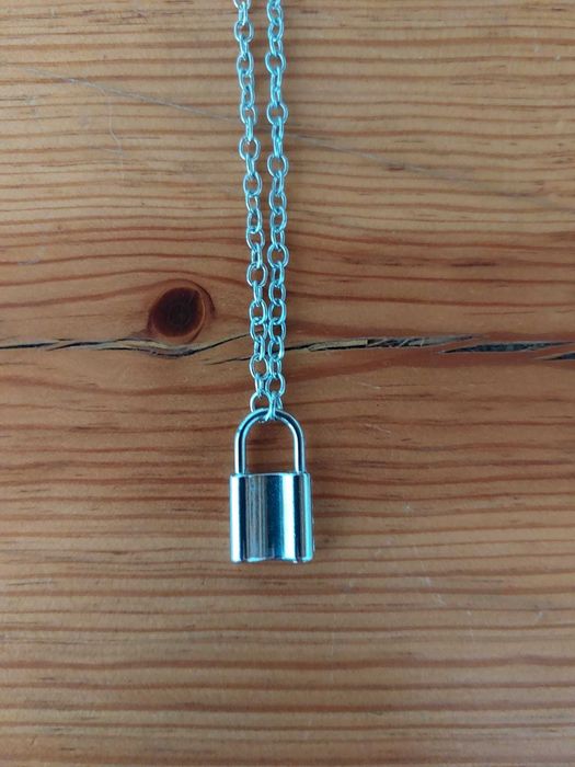 Colar com cadeado