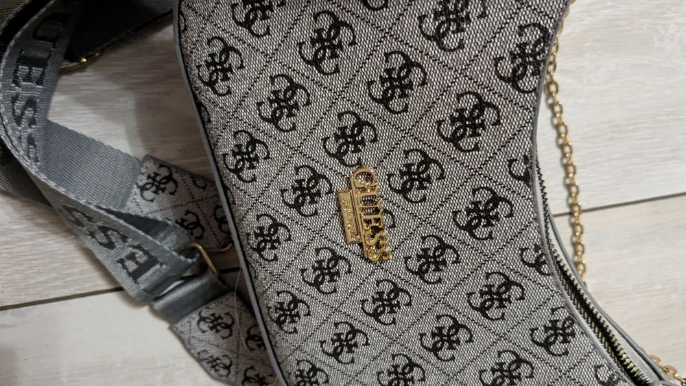 Сумочка багет Guess в сірому кольорі