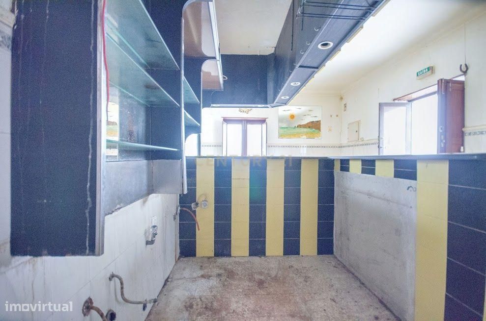 Prédio - Apartamento + Espaço Comercial - Centro Histórico da Nazaré