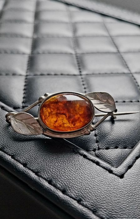 Broszka srebrna z bursztynem vintage