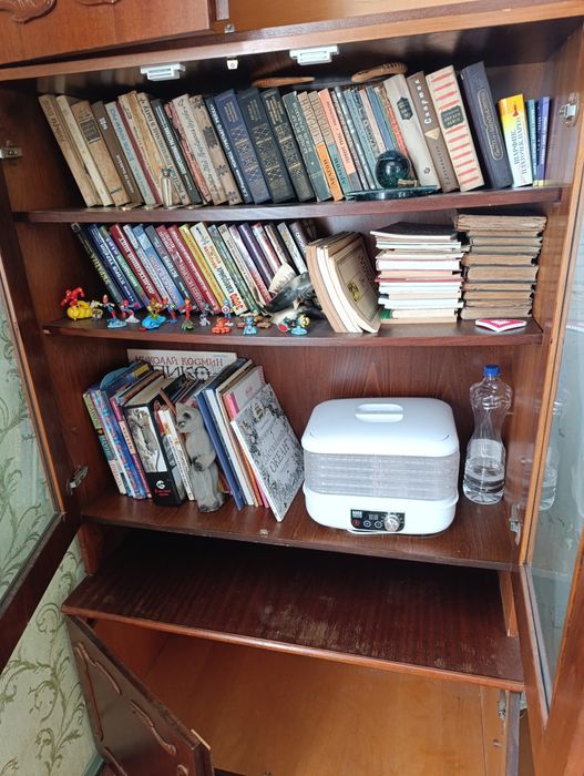 Продам 2 шафи  в вітальню