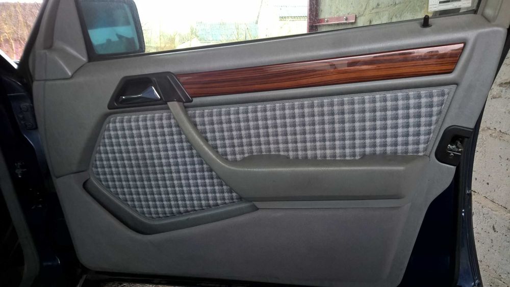 Fotel kierowcy pasażera podłokietnik boczki Mercedes w124 kod 378