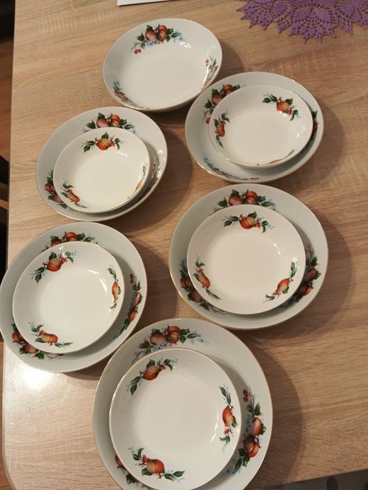 Komplet talerzy i miseczek  .