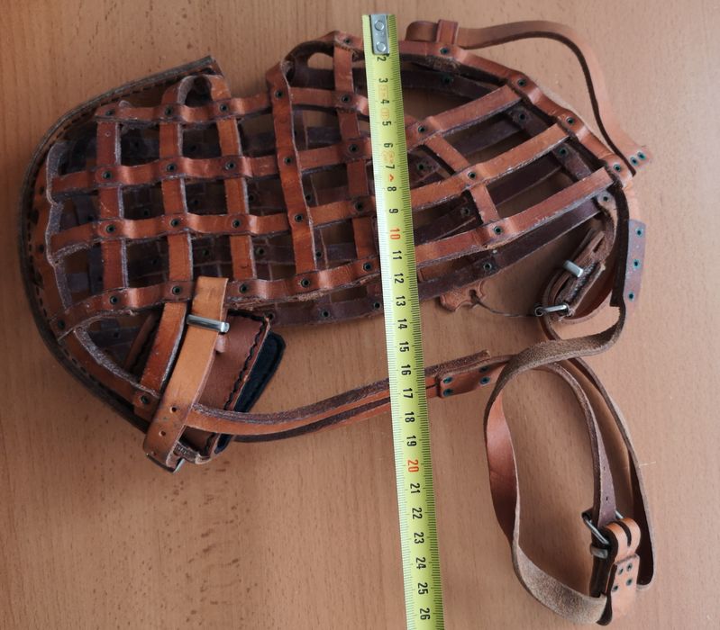 Açaime em couro entrançado para cão