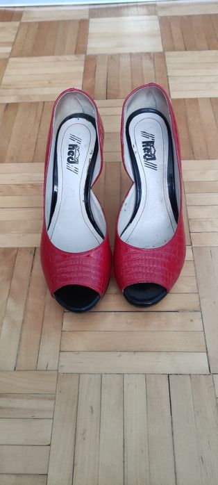 Buty z lakierowanej skóry